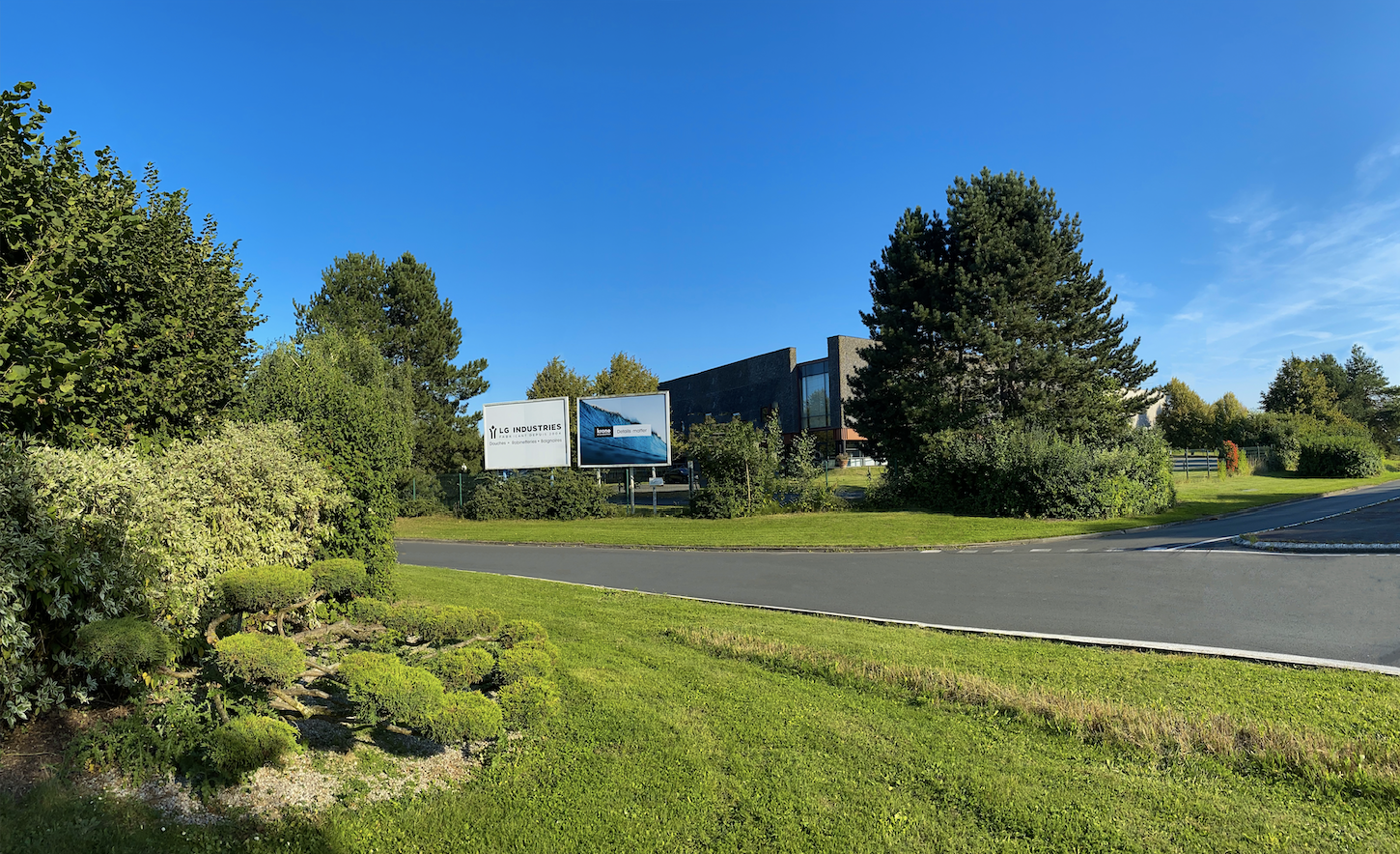 Photo devant les locaux LGI