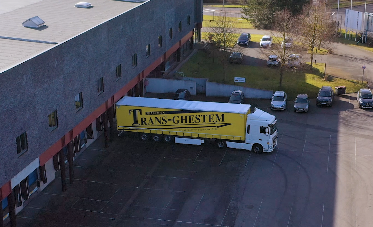 Camion devant l'entrepôt LGI Phalempin