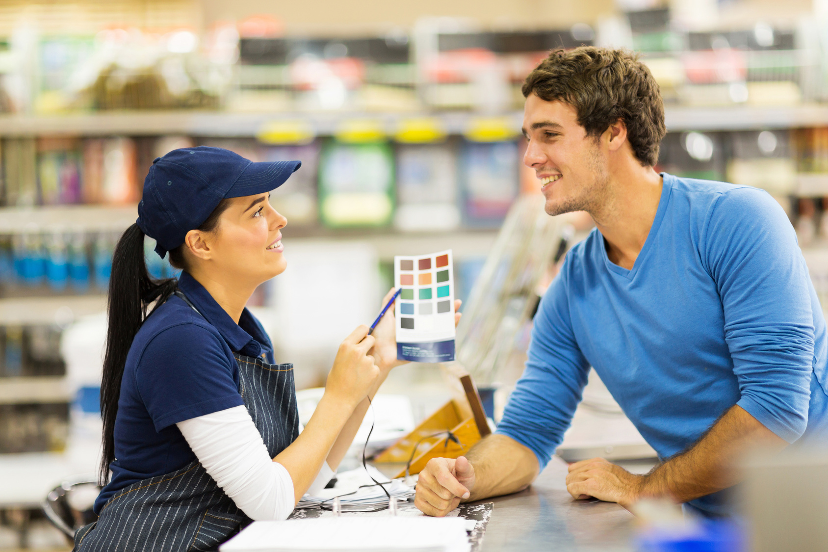 Un client et une vendeuse